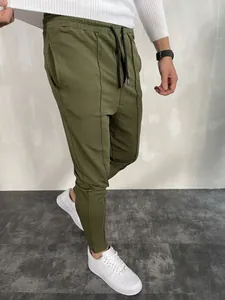 Vista dettagliata dei pantaloni sportivi slim fit verde oliva da uomo con coulisse