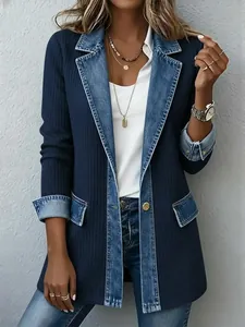 Primo piano di giacca elegante da donna con dettagli patchwork in denim blu