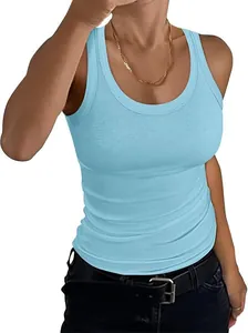 Detailansicht des hellblauen Damen-Tanktops mit Rundhalsausschnitt und Rippenmuster.