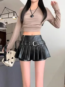 Sexy zwarte geplooide kunstleren minirok met decoratieve klinknagelriem en ritsdetail