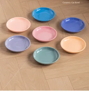 Lot de six bols colorés en céramique pour chats et chiens dans divers tons pastels.