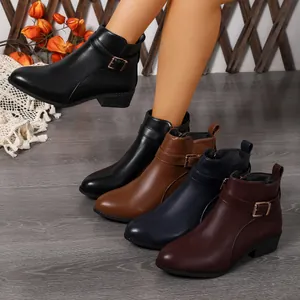 Detalle de botines Chelsea de punta fina en cuero negro, marrón, azul marino y burdeos