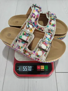 Detailopname van etnische platformsandalen met een gewicht van 557 gram op de schaal