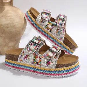 Gedetailleerd overzicht van bohemien platform slippers met gekleurde stenen en kralen