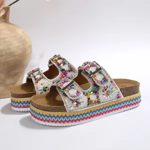 Detailopname van kleurrijke Bohemian platform sandalen met dubbele gesp en stras steentjes