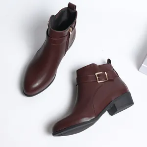 Elegantes botines granates de cuero sintético con hebilla lateral y cierre de cremallera.