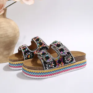 Plateausandalen in etnische stijl met gekleurde strass-steentjes en gesp