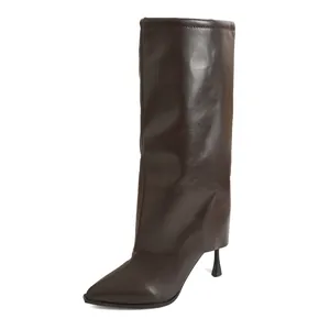 Vue rapprochée de bottes à talons hauts marron pointues avec détail de tige guêtre