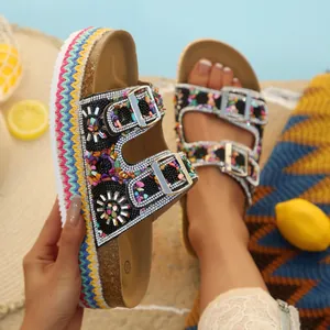 Detail van etnische platform sandalen met gekleurde stenen en dubbele gesp sluiting
