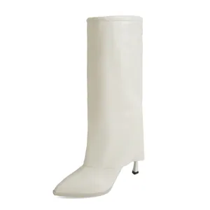 Vue détaillée des bottes hautes blanc crème à bout pointu et design jambe de pantalon.