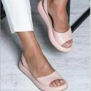 Vista detallada de las sandalias planas rosas para mujer con cómoda tira trasera