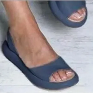 Primer plano de sandalias playeras planas azul marino con punta abierta para mujer, verano.