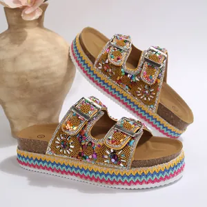 Detail van etnische platform sandalen met kleurrijke kralen, strass en kurkzolen