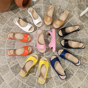 Colección de sandalias de punta abierta con correa trasera dispuestas en círculo
