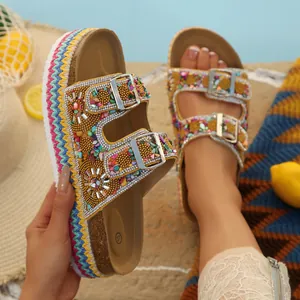 Gedetailleerde weergave van etnische platform sandalen met kleurrijke strass gespen.