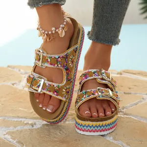 Detailweergave van boheemse plateau-sandalen met kleurrijke stenen bandjes