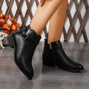 Elegantes botines Chelsea negros de punta fina con hebilla y cremallera lateral.