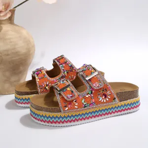 Etnische platform sandalen met gekleurde kralen en kurkzool detail