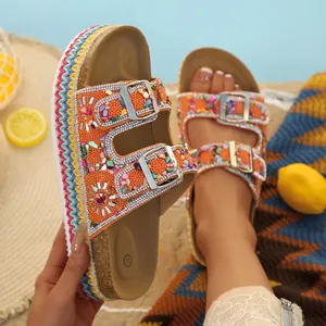 Detail van platform sandalen in etnische stijl met gekleurde kralen en gespen
