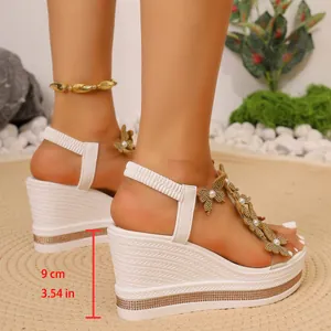 Sandales compensées blanches élégantes avec décor papillon perle et talon de 9 cm