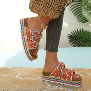 Boho-platformsandalen met dubbele gesp en kleurrijke kralenversiering op de voet.