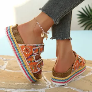 Etnische plateau sandalen van kurk met kleurrijke kralen en dubbele gesp details