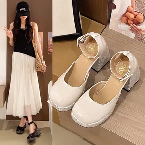 Chaussures Mary Jane en cuir verni beige avec talons épais de 9 cm et bordure brillante