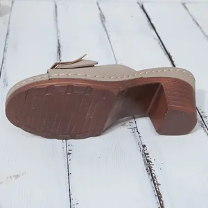 Detailopname van dames sandalen met plateauzool, antislipzool en een stevige bruine hak