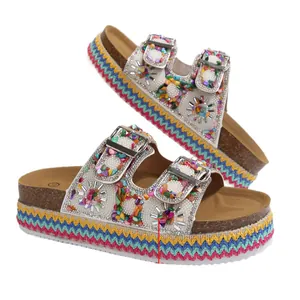 Etnische platform kurk slippers met dubbele gespen en kleurrijke strassteentjes decoratie.