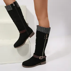 Detailansicht schwarzer Wildleder-Stiefel mit grauem Strickbund und Reißverschluss