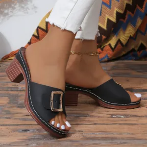 Zijaanzicht van dames sandalen met blokhak, zwart met elegante gouden gesp