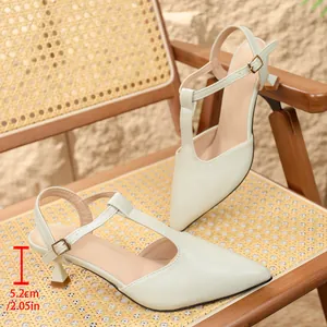 Detalle de elegantes sandalias de punta en blanco crema con tira en T y tacón medio de 5,2 cm