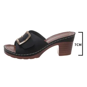 Zwarte sandalen met blokhak voor dames met metalen gesp en een hakhoogte van 7cm.