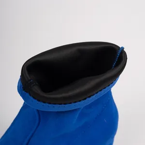Detailansicht des weichen schwarzen Futters und der blauen Wildlederstruktur von Damenstiefeln