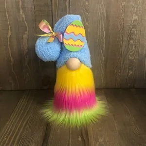 Detail van een kleurrijke Paaskabouter met een felle baard en blauwe pluche muts