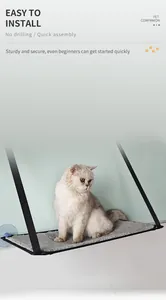 Dettaglio di un gatto su un'amaca da finestra robusta e facile da installare.