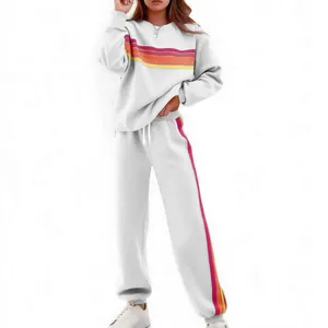 Detaillierte Ansicht des weißen Damen-Sweatshirt-Sets mit markanten Regenbogenstreifen