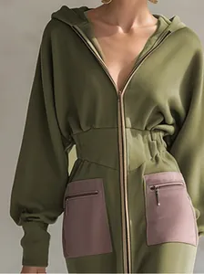 Elegantes olivgrünes Kapuzen-Sweatshirt-Kleid mit schmaler Taille und lila Taschen.