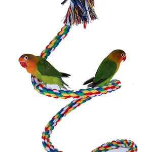 Gros plan du jouet pour perroquet en corde de coton tressée colorée avec des oiseaux