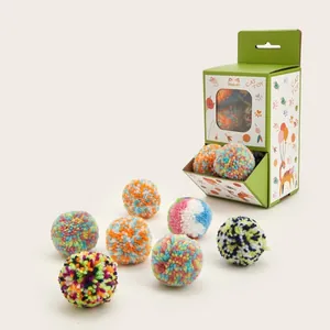 Set di palline di peluche colorate per gatti con confezione regalo verde inclusa