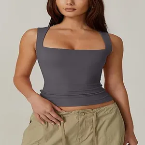 Dettaglio di una canotta aderente da donna con scollo quadrato in grigio antracite.