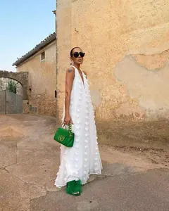 Vue complète robe longue licou blanche à col en V avec fleurs 3D pour un style de vacances