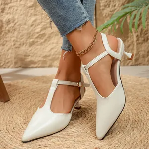 Elegantes sandalias blancas de punta con tacón de gatito y tira en T para verano.