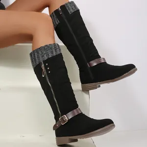 Detailansicht schwarzer hoher Stiefel mit Strickbündchen und seitlichem Riemenverschluss