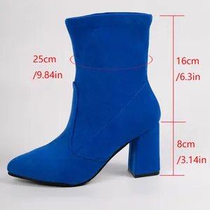 Detaillierte Seitenansicht blauer Wildleder-Stiefeletten mit Blockabsatz und Maßangaben