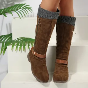 Detailansicht brauner Kniehoher Stiefel aus Wildleder mit grauem Strickkragen und Schnalle.