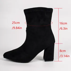 Detaillierte Abmessungen der schwarzen Wildleder-Stiefeletten mit 8-cm-Blockabsatz