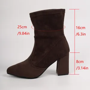 Detaillierte Maßangaben für braune Wildleder-Stiefeletten mit bequemem Blockabsatz
