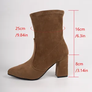 Detaillierte Darstellung der Absatzhöhe und Schaftmaße von braunen Wildleder-Stiefeletten