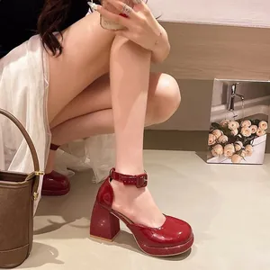 Chaussures Mary Jane élégantes en cuir verni rouge avec talons plateformes sur mannequin